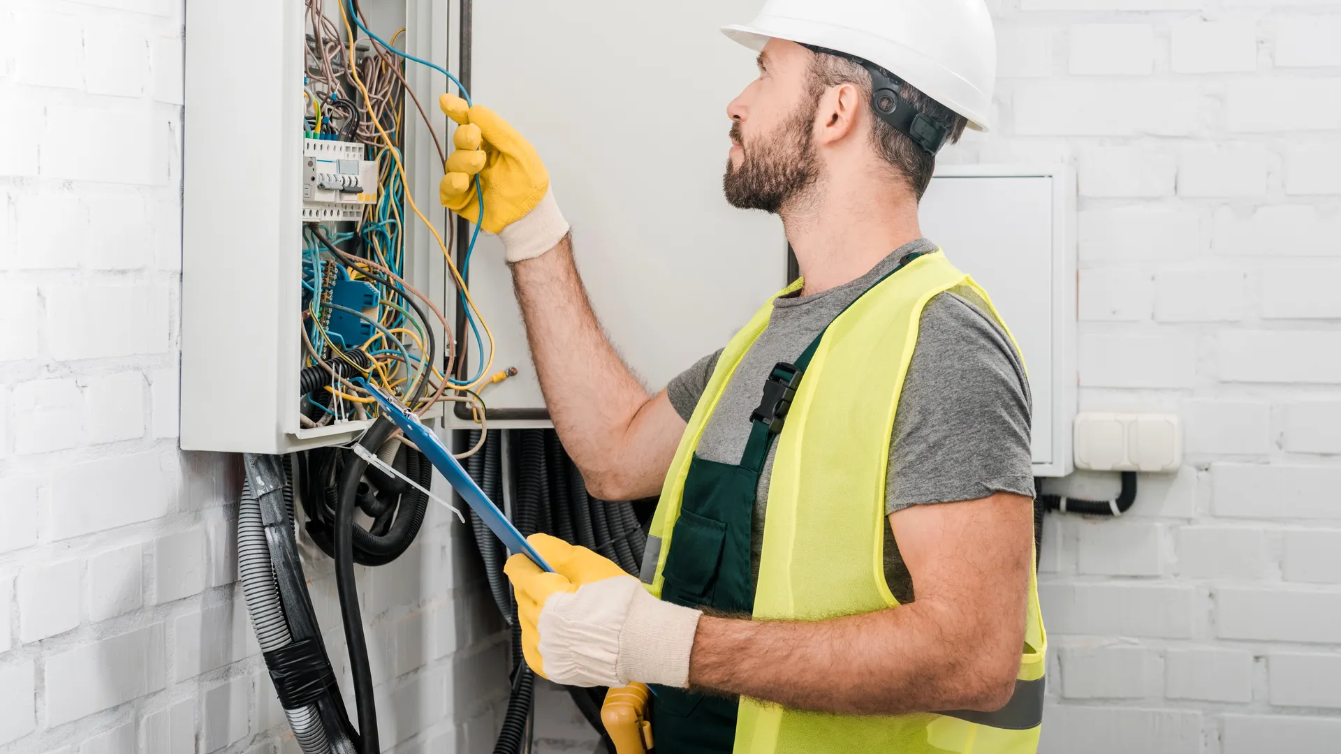 Électricien professionnel en intervention à Paris