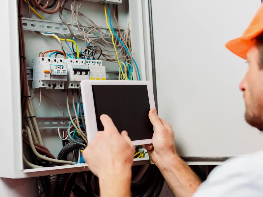Prises et circuits par un électricien à Paris